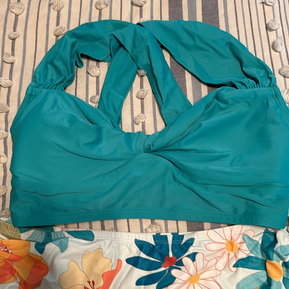 Brand new bikini - Picture 3 of 6